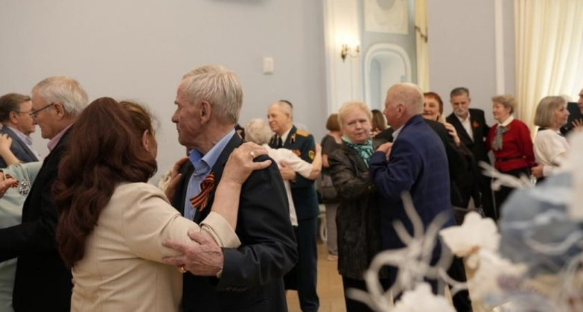 В Свердловской области пары, прожившие более 50 лет в браке, исполнили вальс