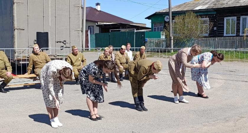Актёры Ирбитского театра дали концерт на бульваре Победы