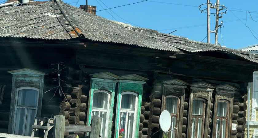 В Ирбите дом в центре города накренился, но в нём до сих пор живут люди