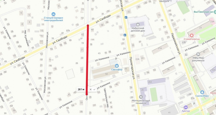 В Ирбите перекрыли участок Октябрьской улицы из-за разрушенного асфальта