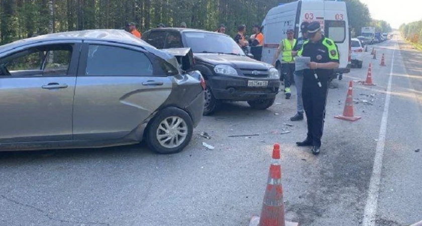 В Свердловской области в масштабном ДТП пострадали восемь человек, включая беременную женщину