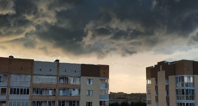 На Свердловскую область надвигаются грозы: жителей предупреждают об опасности