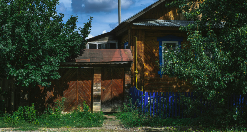 Не соль, не уксус: траву на садовой дорожке уничтожил за считаные минуты — забытый метод избавил от сорняков на целый год