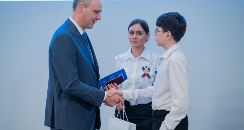 Торжественное вручение паспортов и наград в Свердловской области в честь Дня России