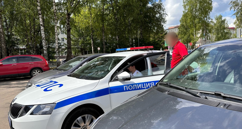 В Свердловской области пьяный водитель на "Ниссане" совершил ДТП на тротуаре