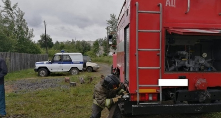 Заброшенный ангар был охвачен огнем в Свердловской области