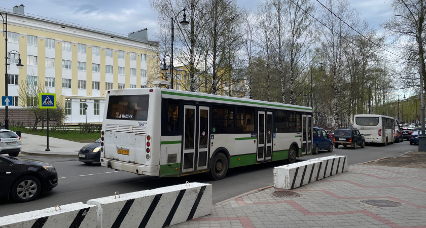 Автобус и легковушка сошлись в лобовом ДТП в Свердловской области