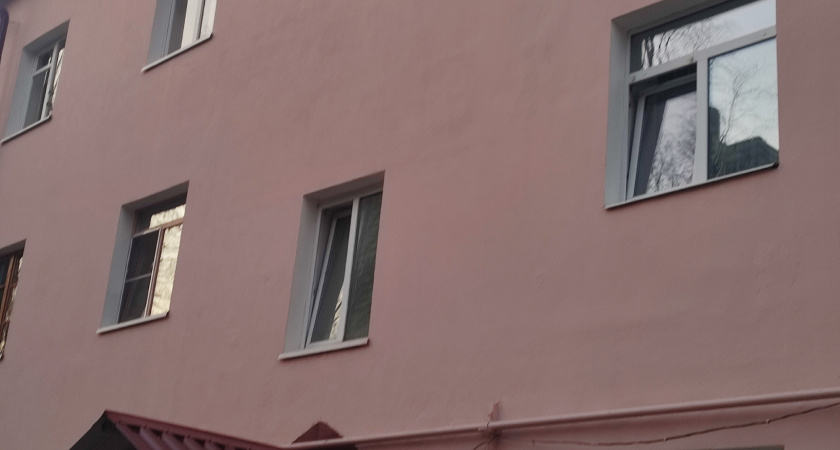 В Свердловской области трехлетняя девочка выжила после падения с четвертого этажа