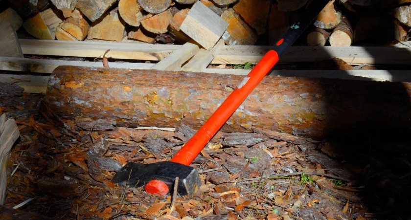 Мужчина с топором напал на автомобили в Екатеринбурге