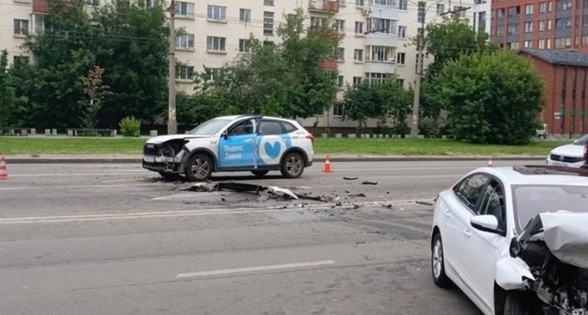 В Свердловской области водитель "Шевроле Нива" спровоцировал массовое ДТП и скрылся