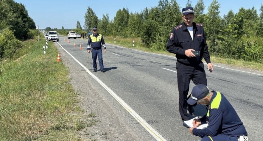 Иномарка с пассажирами перевернулась на трассе в Свердловской области