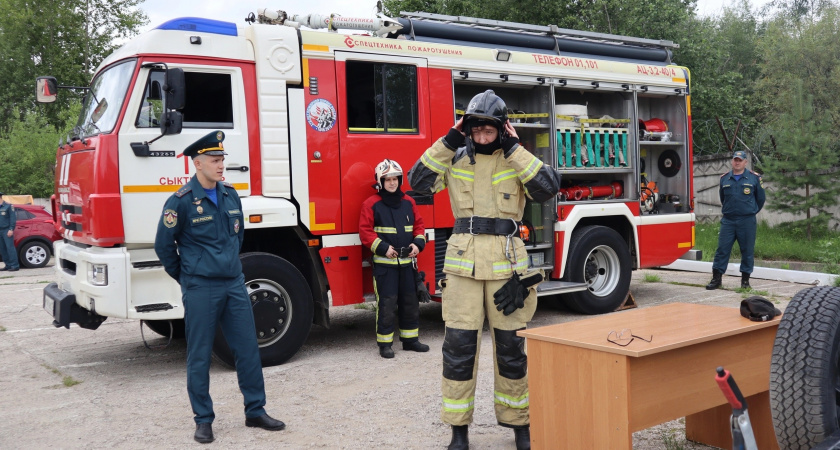 Пожар охватил три здания в Свердловской области