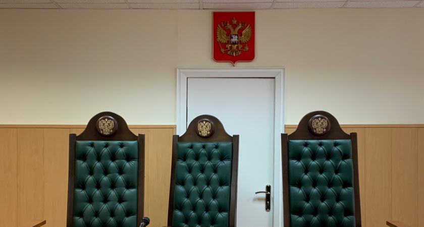 В Свердловской области обвиняемый в убийстве мужчина избежал суда, отправившись в зону боевых действий