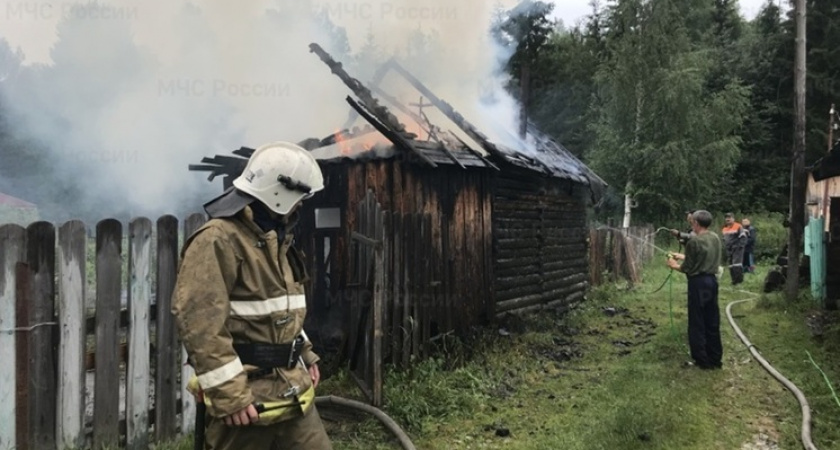 Крупный пожар уничтожил дома в свердловском селе
