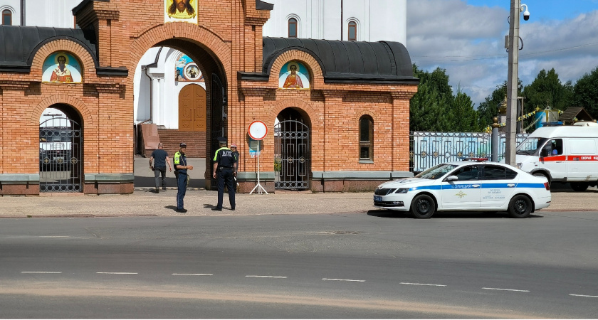 Грузовик опрокинулся на выезде из села в Свердловской области
