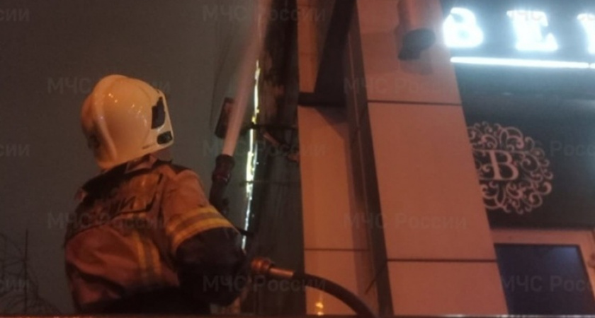 Вывеска загорелась на здании в Свердловской области ночью