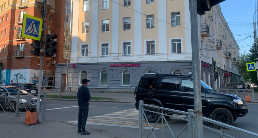 ГИБДД отвечает: что делать, если вы уже пересекли стоп-линию и загорелся красный сигнал на светофоре