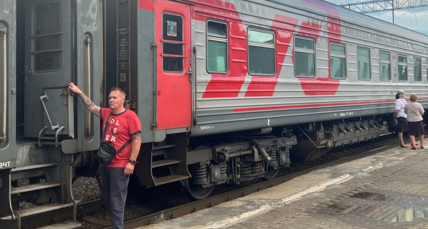 Зачем поезда стоят по 30-40 минут на некоторых остановках, ведь посадить и высадить пассажиров можно гораздо быстрее?