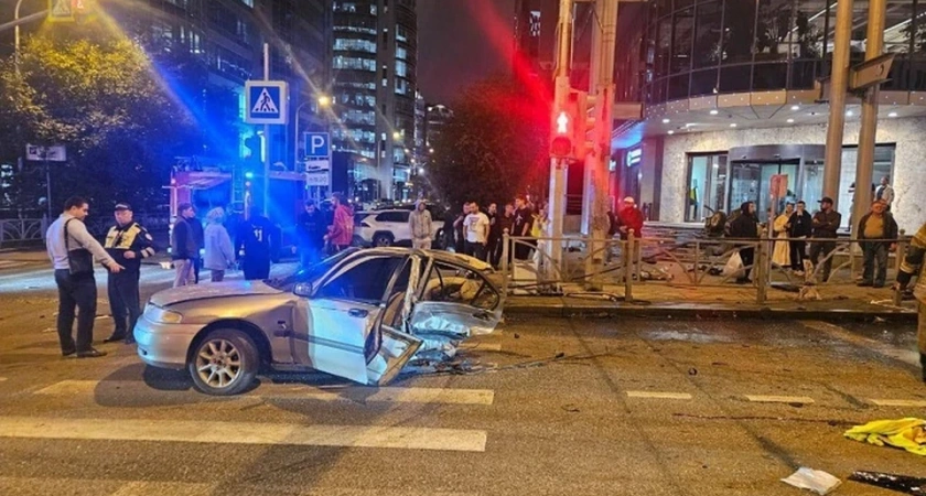 В Екатеринбурге легковой автомобиль разорвало пополам при столкновении