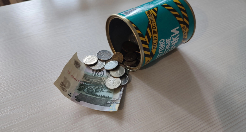 Свердловская область: грибник обнаружил в лесу необычный "урожай" из денег