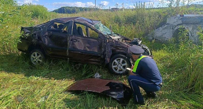 В Свердловской области автомобиль с пассажирами вылетел с трассы и перевернулся