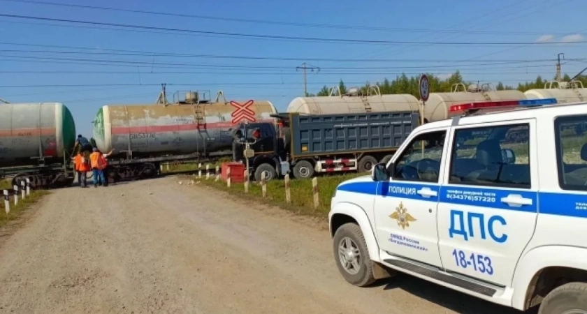 В Свердловской области грузовик врезался в поезд на запрещающий сигнал светофора