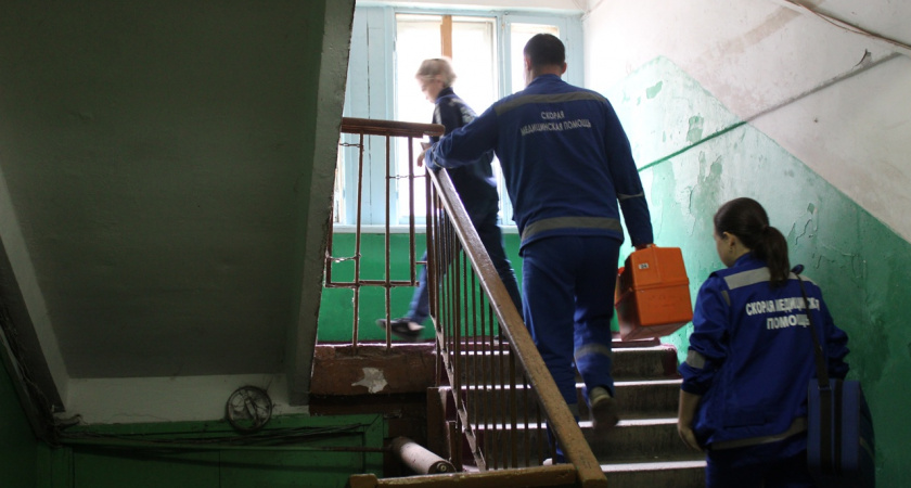 «Не открывайте дверь»: новая схема обмана уже добралась до вашего подъезда — россияне теряют деньги за полминуты