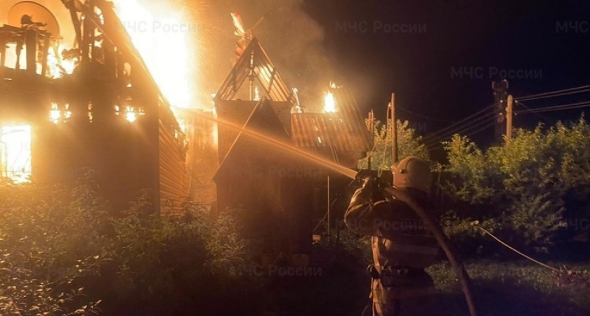 Пожар уничтожил дом и баню в Свердловском поселке