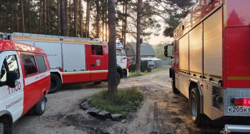 Пожар уничтожил четыре садовых дома в Свердловской области