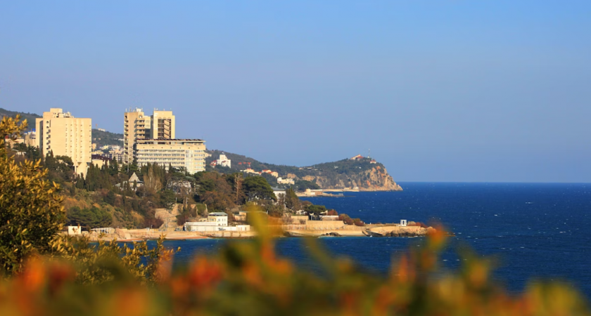 Очень недооценённый курорт Крыма: меньше народа, нет пробок, дешевле еда и жильё, можно неплохо подлечиться