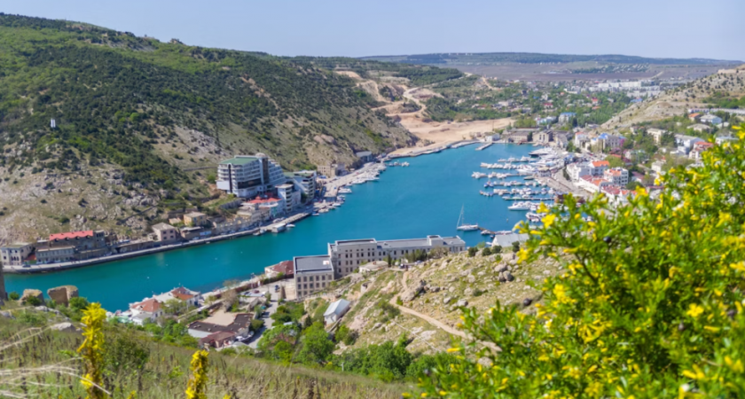 Как проходит сезон в Крыму. Лагерь для взрослых. Сколько россияне тратят на отдыхе