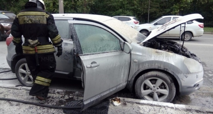 В Свердловской области пожар охватил три автомобиля.