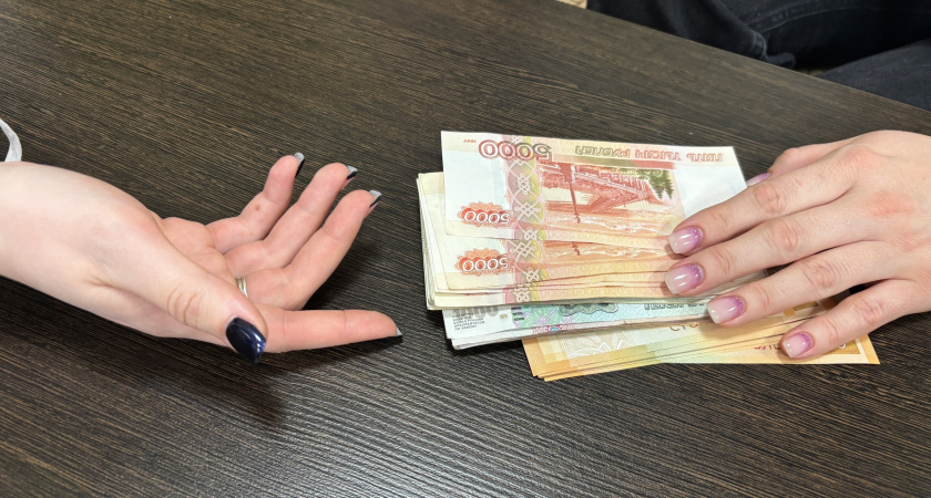В Свердловской области осудили мужчину за попытку передать деньги сотруднику ФСБ