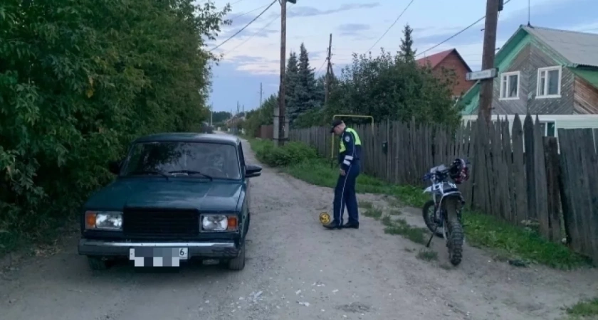 В Свердловской области несовершеннолетняя мотоциклистка попала в аварию на питбайке