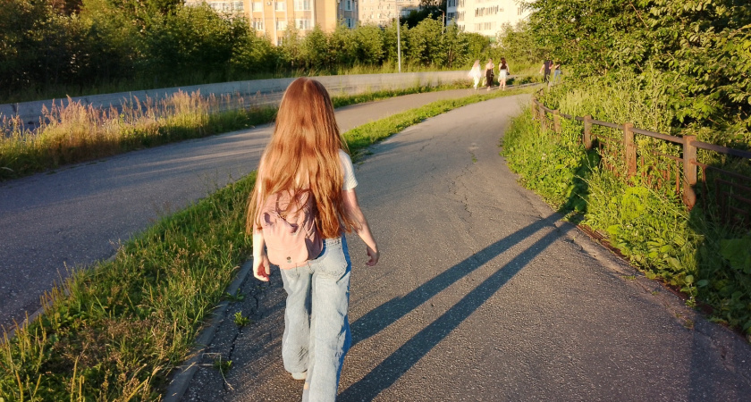 Госавтоинспекция Свердловской области призывает родителей не отвлекать детей телефонами по пути в школу