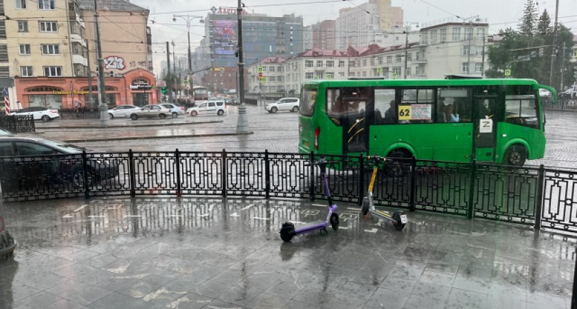 В Екатеринбурге пенсионерка выпала из движущегося автобуса