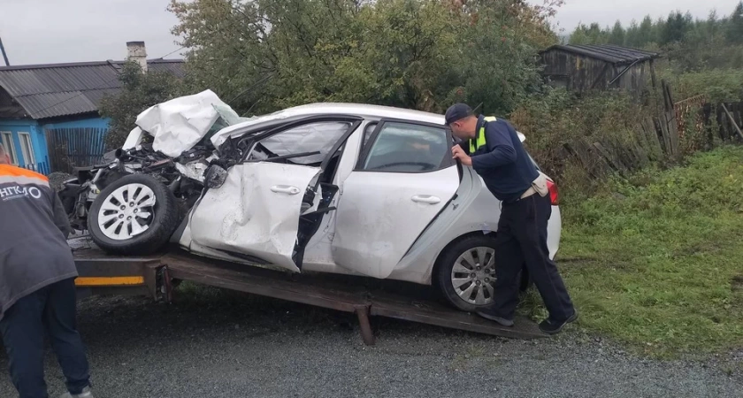 В Свердловской области семь человек пострадали в ДТП с автобусом и легковушкой