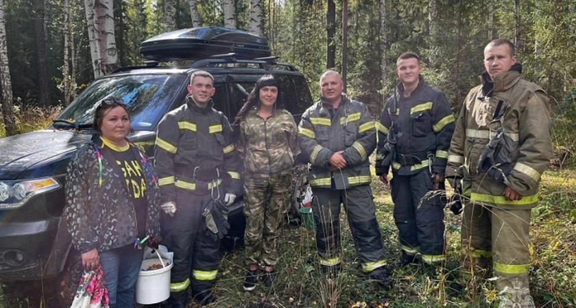 В Свердловской области сотрудники МЧС помогли двум женщинам благополучно выбраться из леса