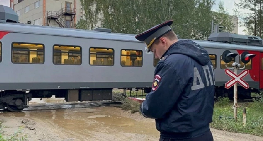 В Свердловской области легковой автомобиль столкнулся с электропоездом на переезде