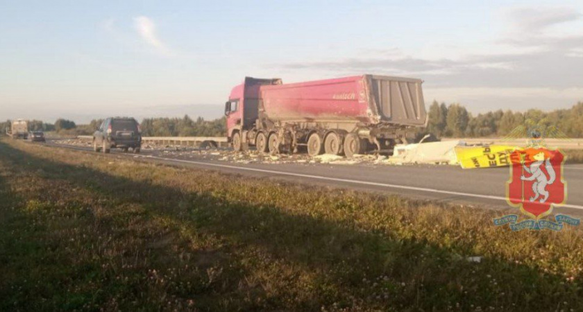 Грузовик врезался в стоящий на обочине автомобиль на трассе под столицей Свердловской области