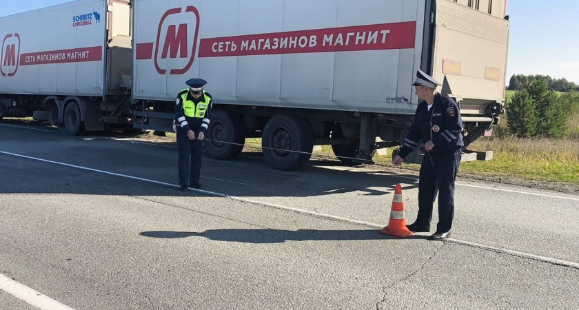 В Свердловской области массовое ДТП с грузовиком и легковушкой отправило водителя в больницу