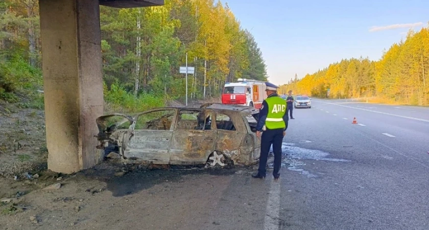 В Свердловской области автомобиль врезался в опору моста и загорелся