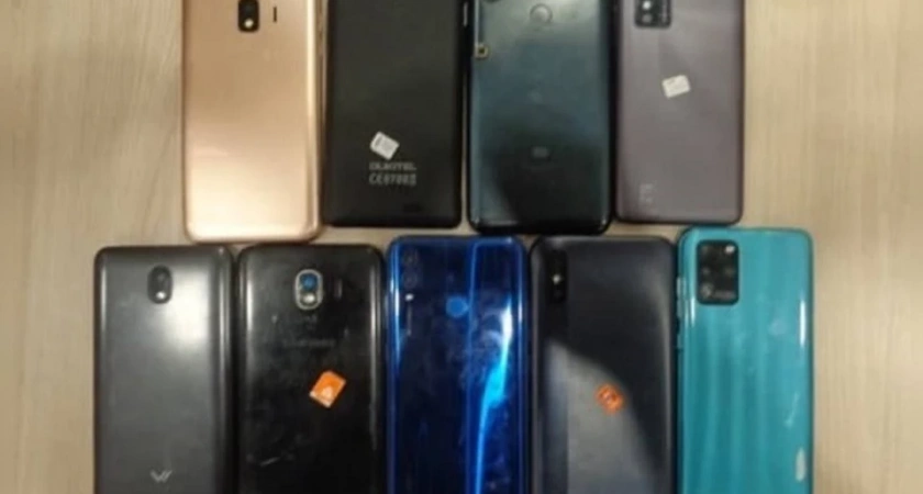 В свердловских колониях пресекли 135 попыток передачи мобильных телефонов заключенным