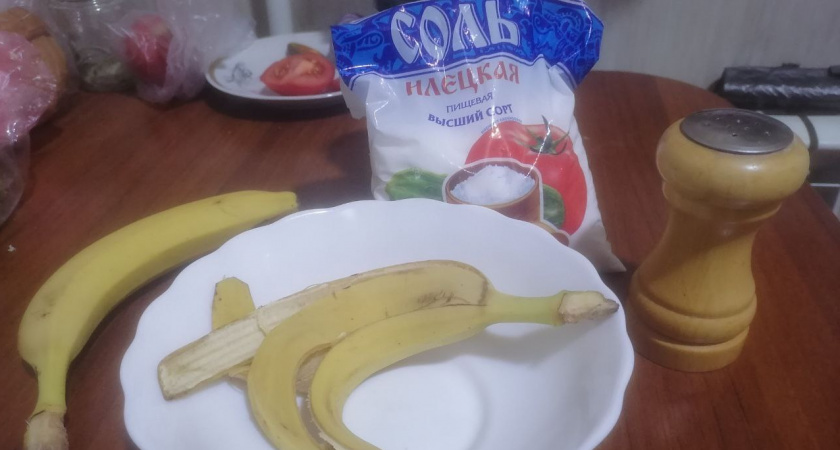 Банановую кожуру посыпаю солью — до ноября не нарадуюсь своей смекалке: лайфхак для лентяев        