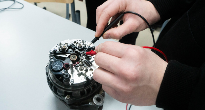 189 тысяч за работу токаря: в Свердловской области названы самые высокооплачиваемые профессии