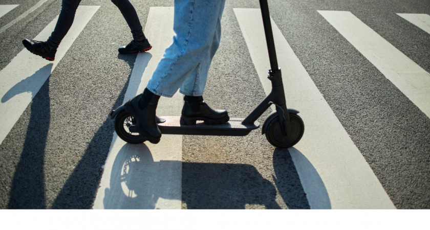 Верховный суд поставил точку в споре: кто прав на тротуаре — самокатчик или пешеход