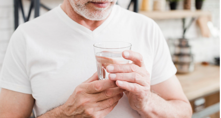 Стакан воды с утра — не эликсир, а тихий разрушитель после 50: запускает тошноту, давление и отеки
