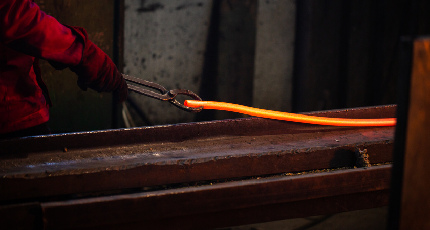 На металлургическом предприятии в Свердловской области двое сотрудников пострадали от раскаленного сплава