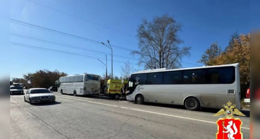 В Екатеринбурге столкнулись два автобуса с пассажирами