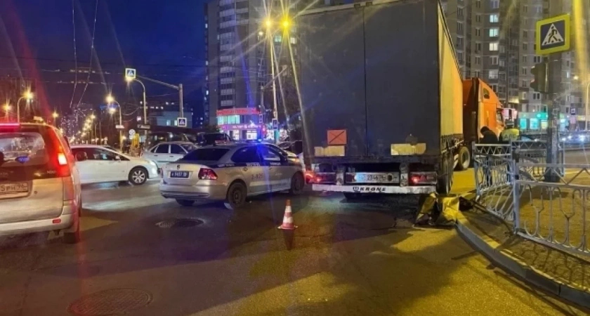 В Екатеринбурге грузовой автомобиль насмерть сбил женщину на тротуаре